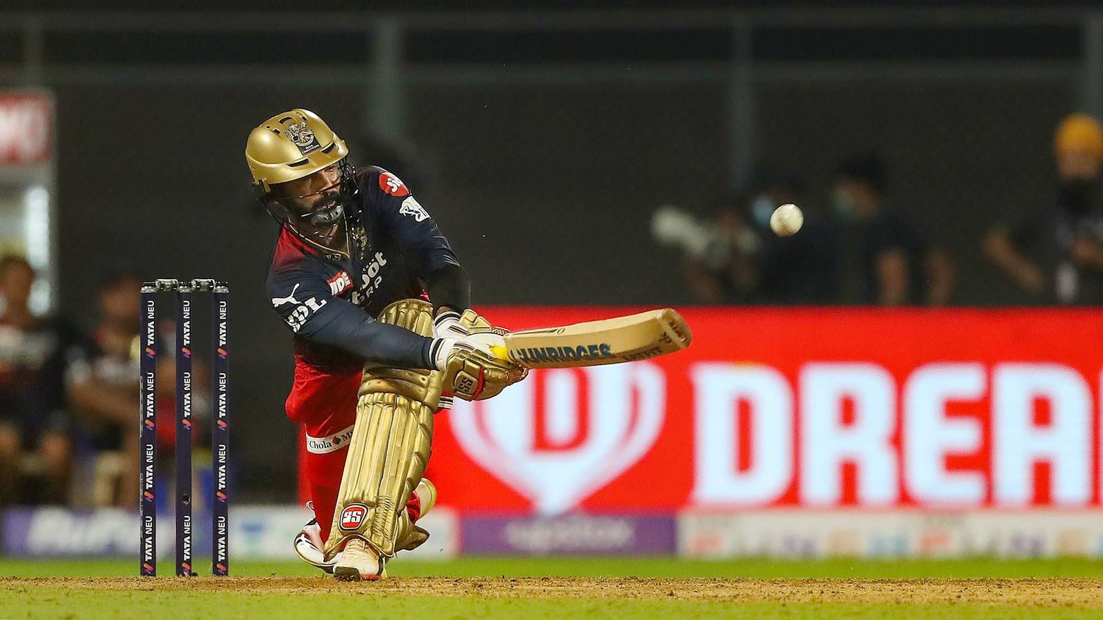 Dinesh Karthik's finishing masterclass overshadows Jos Buttler's world record as RCB snatch victory from RR Dinesh Karthik's finishing masterclass overshadows Jos Buttler's world record as RCB snatch victory from RR
