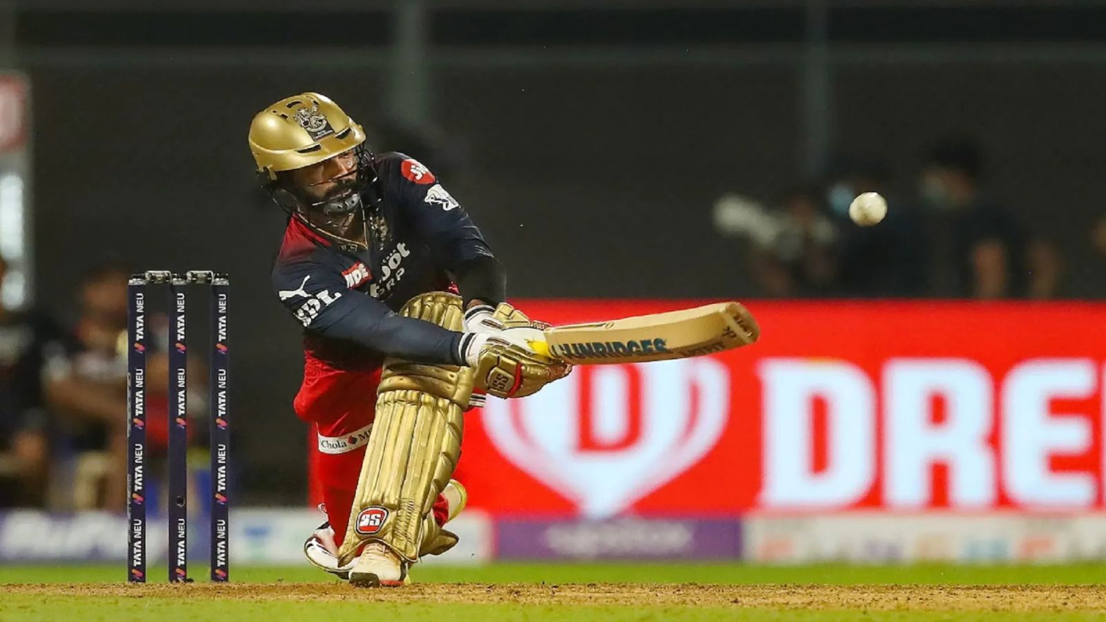 Dinesh Karthik papers over cracks in Royal Challengers Bangalore's batting Dinesh Karthik papers over cracks in Royal Challengers Bangalore's batting