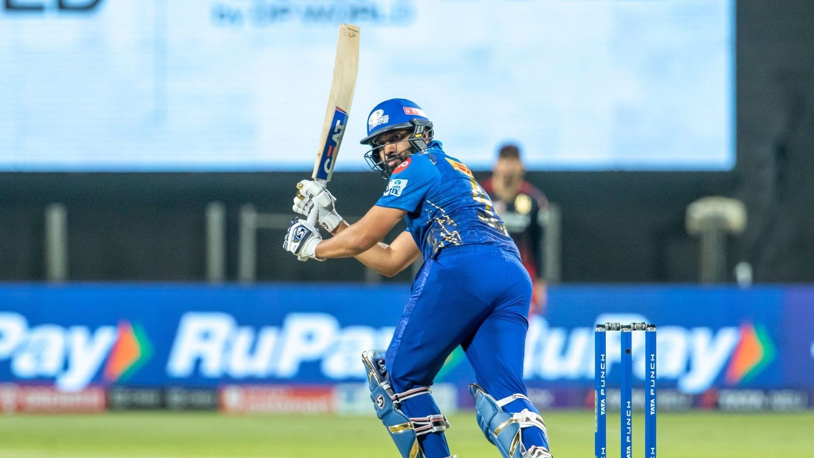 Fan earns response from Virat Kohli and Rohit Sharma after running onto the field Fan earns response from Virat Kohli and Rohit Sharma after running onto the field