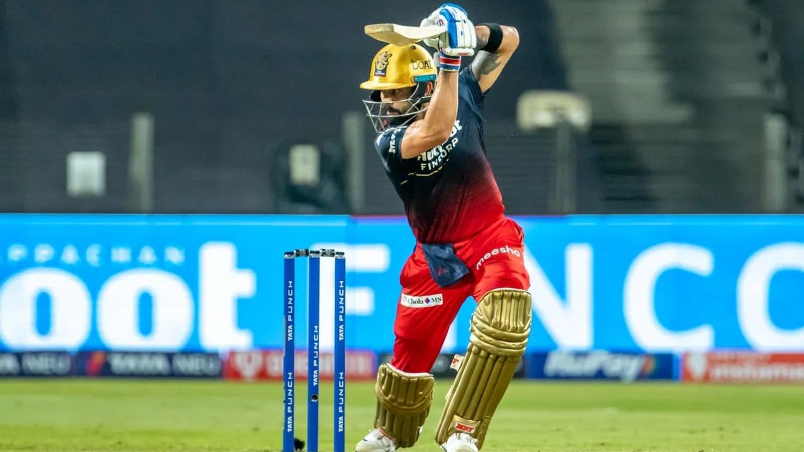 Pitch invader jumped fence to fist bump Virat Kohli during RCB vs MI match; MCA calls it security lapse Pitch invader jumped fence to fist bump Virat Kohli during RCB vs MI match; MCA calls it security lapse