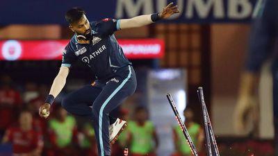 Graeme Swann, Mathew Hayden back Hardik Pandya against trolls for losing cool on Mohammed Shami SportsTak