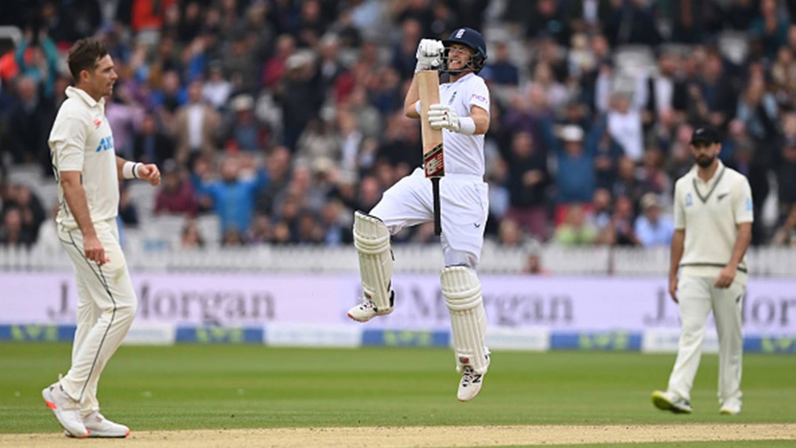 Joe Root becomes 2nd English batter to 10,000 Test runs, beats other 'Fab 4' batters in race with unique record Joe Root becomes 2nd English batter to 10,000 Test runs, beats other 'Fab 4' batters in race with unique record