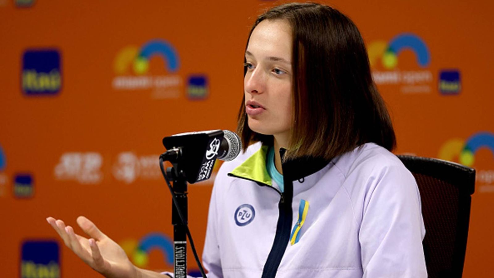 'When you go to a party, do you use make-up?' - Journalist makes French Open winner Iga Swiatek uncomfortable with weird question 'When you go to a party, do you use make-up?' - Journalist makes French Open winner Iga Swiatek uncomfortable with weird question