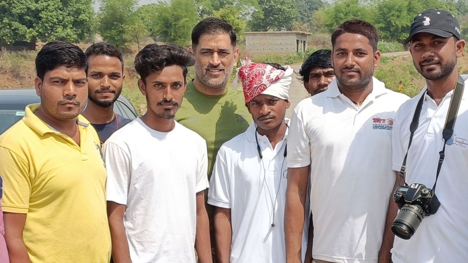 Legendary MS Dhoni undergoes knee treatment by a forest-side doctor for Rs 40 Legendary MS Dhoni undergoes knee treatment by a forest-side doctor for Rs 40