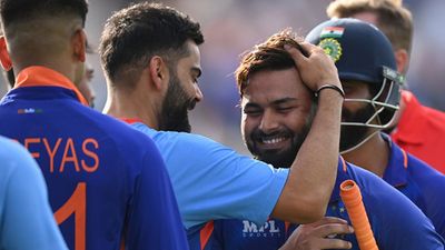 Pant becomes 1st Asian wicketkeeper-batter to achieve this milestone on English soil SportsTak