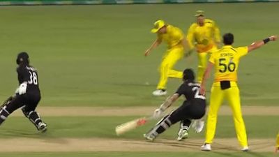 Watch: 'Mayhem in the middle' as Australia fail to cash in on a bizarre mix-up between New Zealand batters SportsTak