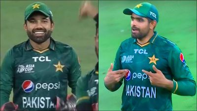 Mohammad Rizwan takes review without asking Babar Azam as umpire ignores DRS rule, watch his funny reaction SportsTak