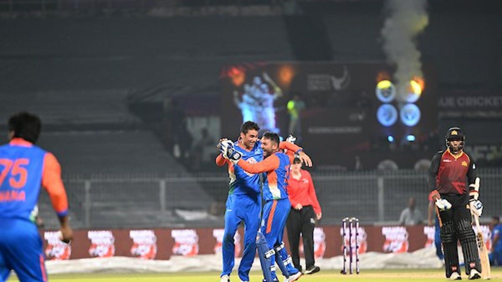 Watch: Mohammad Kaif surprisingly snares Thisara Perera's wicket in Legends League Cricket match, video goes viral Watch: Mohammad Kaif surprisingly snares Thisara Perera's wicket in Legends League Cricket match, video goes viral