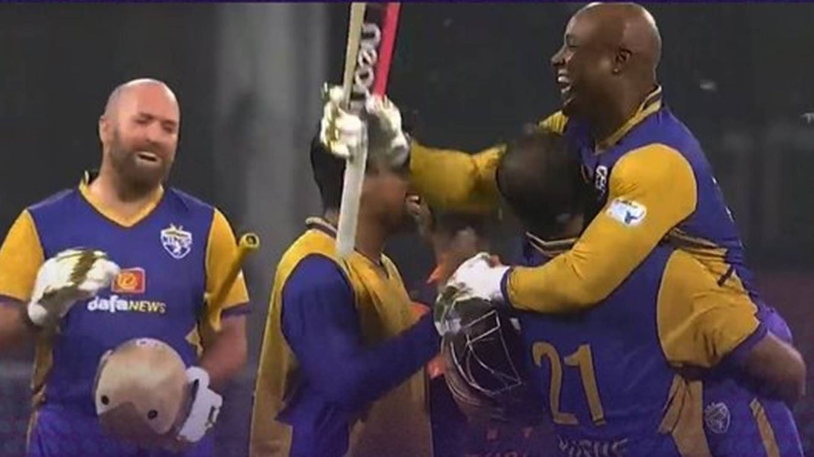 Tino Best's last-over blitz bests Manipal Tigers as Mohammad Kaif's career-best knock goes in vain Tino Best's last-over blitz bests Manipal Tigers as Mohammad Kaif's career-best knock goes in vain