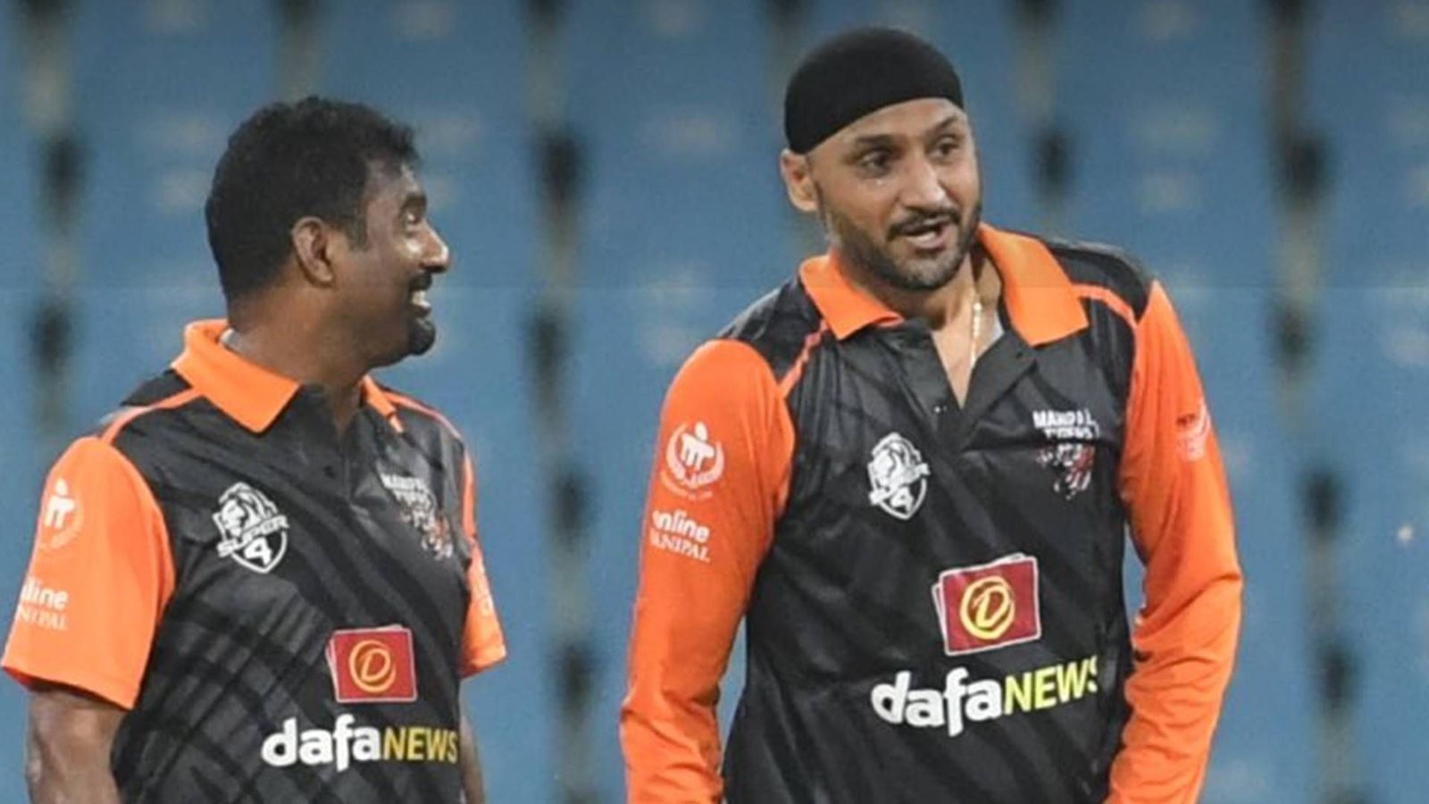 Harbhajan, Muralitharan keep Sehwag's brigade nervous with top-class spin in low-scoring run chase Harbhajan, Muralitharan keep Sehwag's brigade nervous with top-class spin in low-scoring run chase