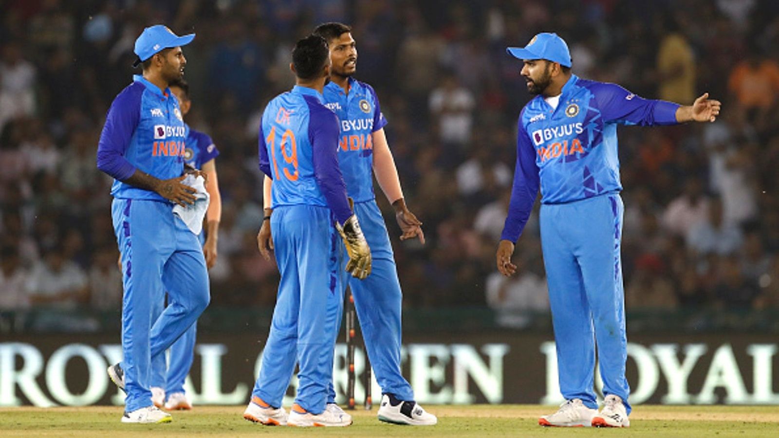 Watch: Steve Smith's refusal to walk out despite getting dismissed provokes Rohit's epic reaction, video goes viral Watch: Steve Smith's refusal to walk out despite getting dismissed provokes Rohit's epic reaction, video goes viral