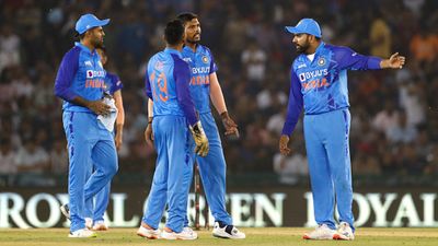 Watch: Steve Smith's refusal to walk out despite getting dismissed provokes Rohit's epic reaction, video goes viral SportsTak