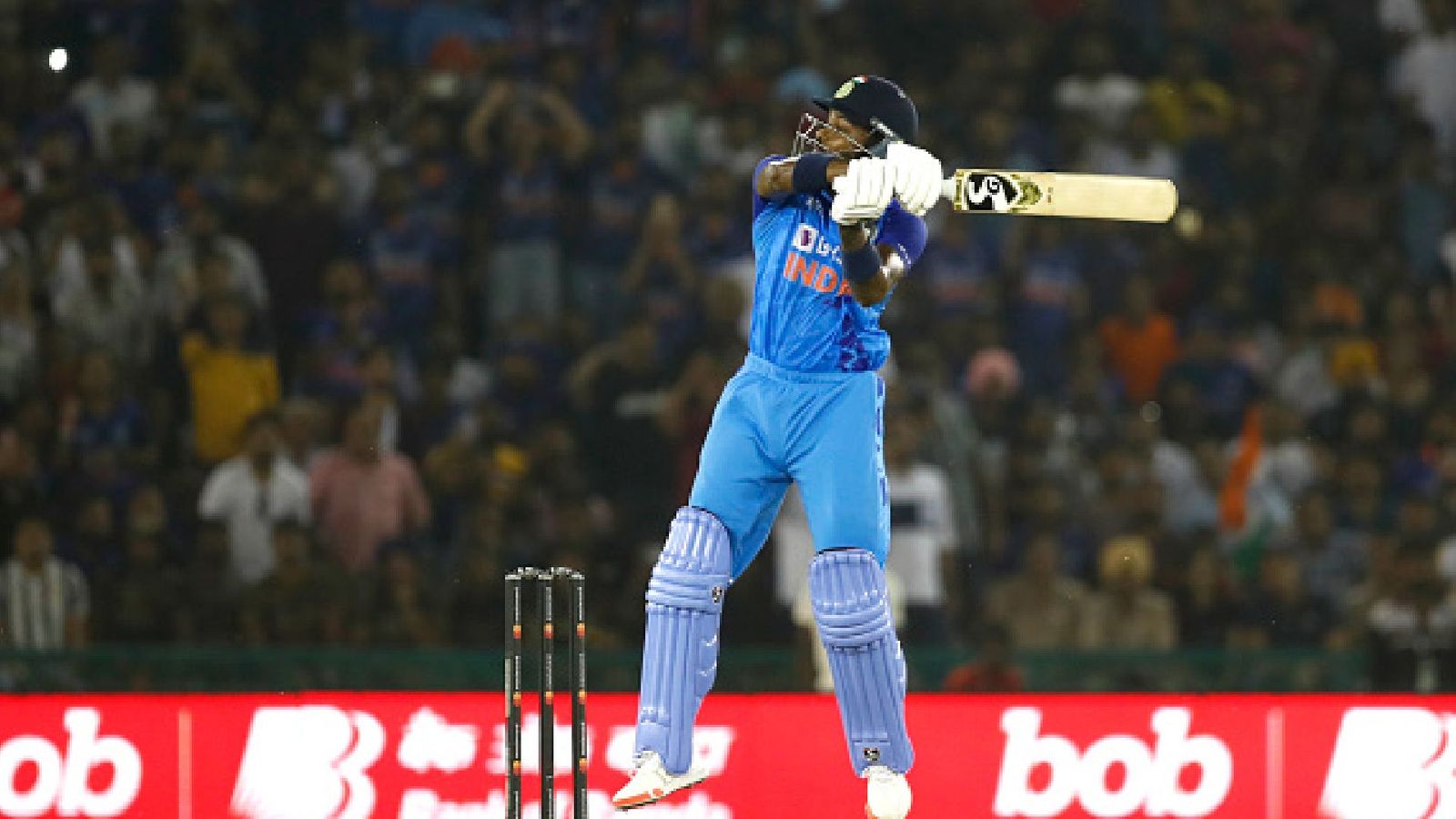 Watch: Hardik Pandya's grandstand finish with three successive sixes brings back memories of MS Dhoni Watch: Hardik Pandya's grandstand finish with three successive sixes brings back memories of MS Dhoni
