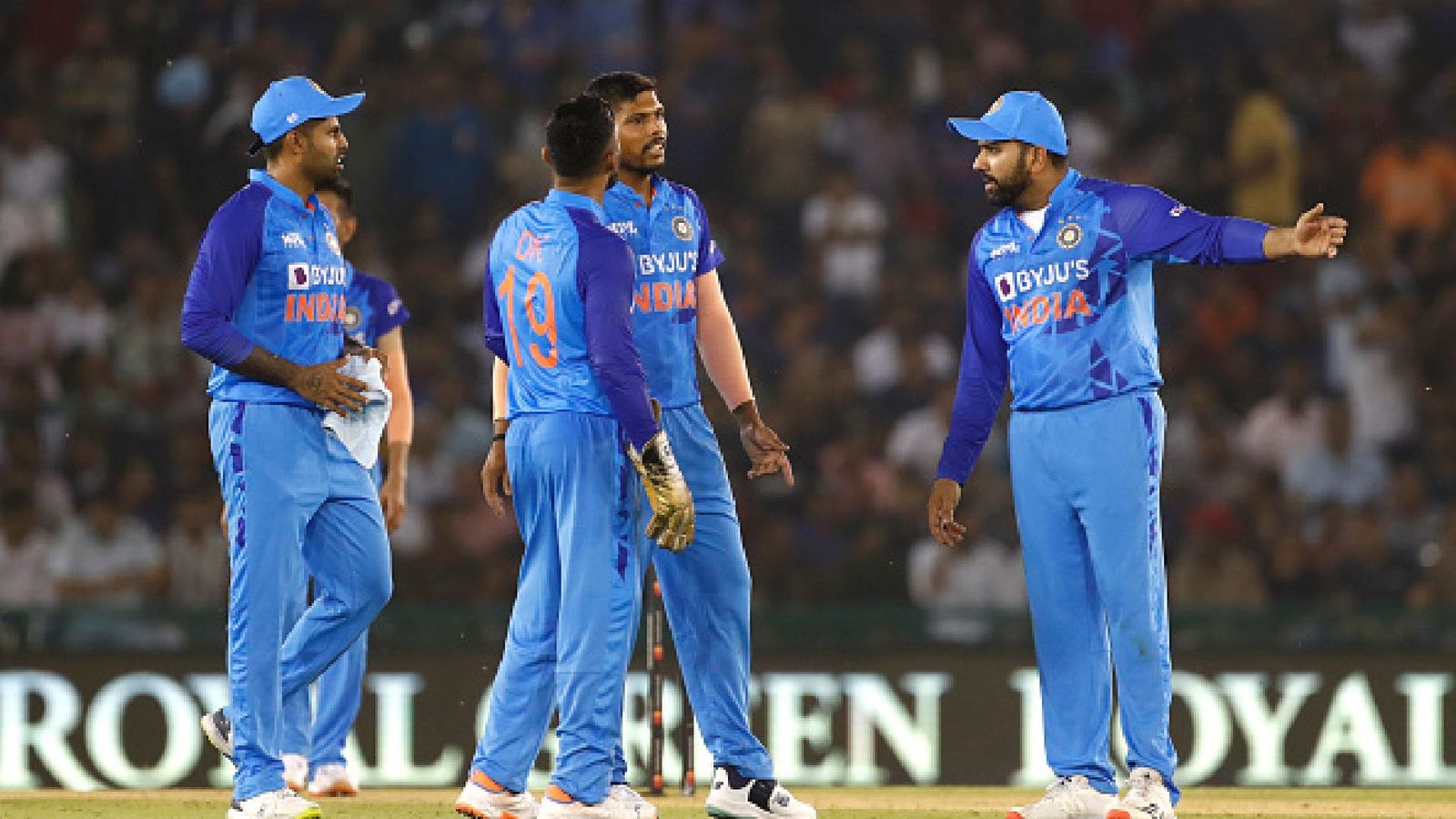 Ex-Pakistan captain slams Rohit Sharma and Rishabh Pant, says 'some Indian players are overweight' Ex-Pakistan captain slams Rohit Sharma and Rishabh Pant, says 'some Indian players are overweight'