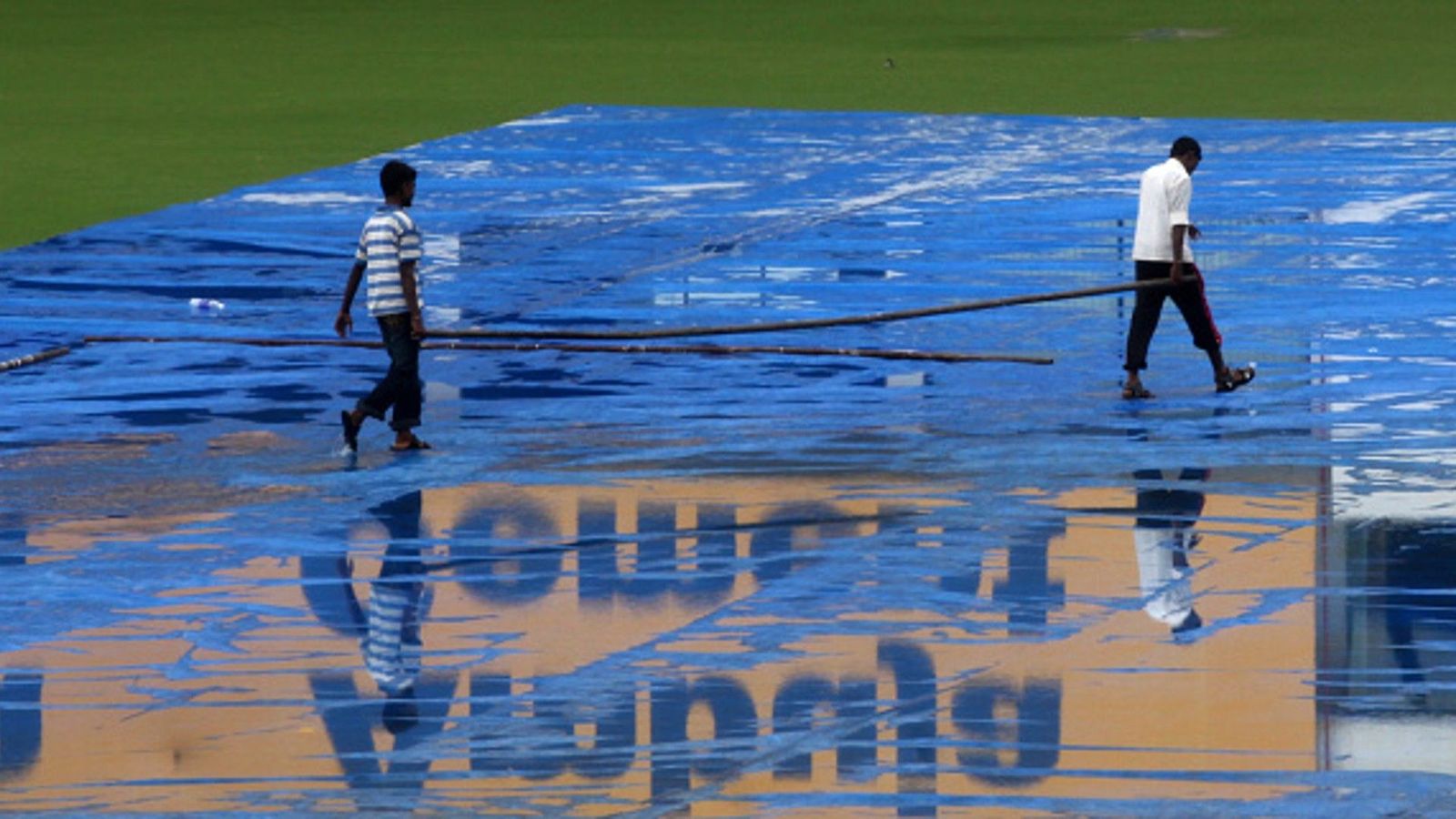 BIG UPDATE: Rain hinders India vs Australia 2nd T20I start, toss delayed BIG UPDATE: Rain hinders India vs Australia 2nd T20I start, toss delayed