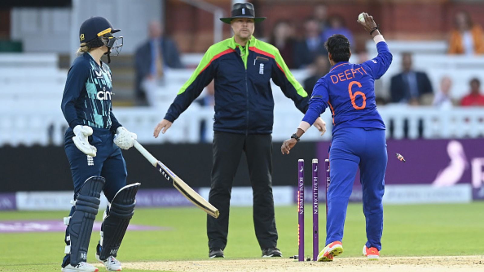 Twitter reacts: Deepti Sharma's run-out causes massive divide in opinion, English cricketers unhappy with method Twitter reacts: Deepti Sharma's run-out causes massive divide in opinion, English cricketers unhappy with method