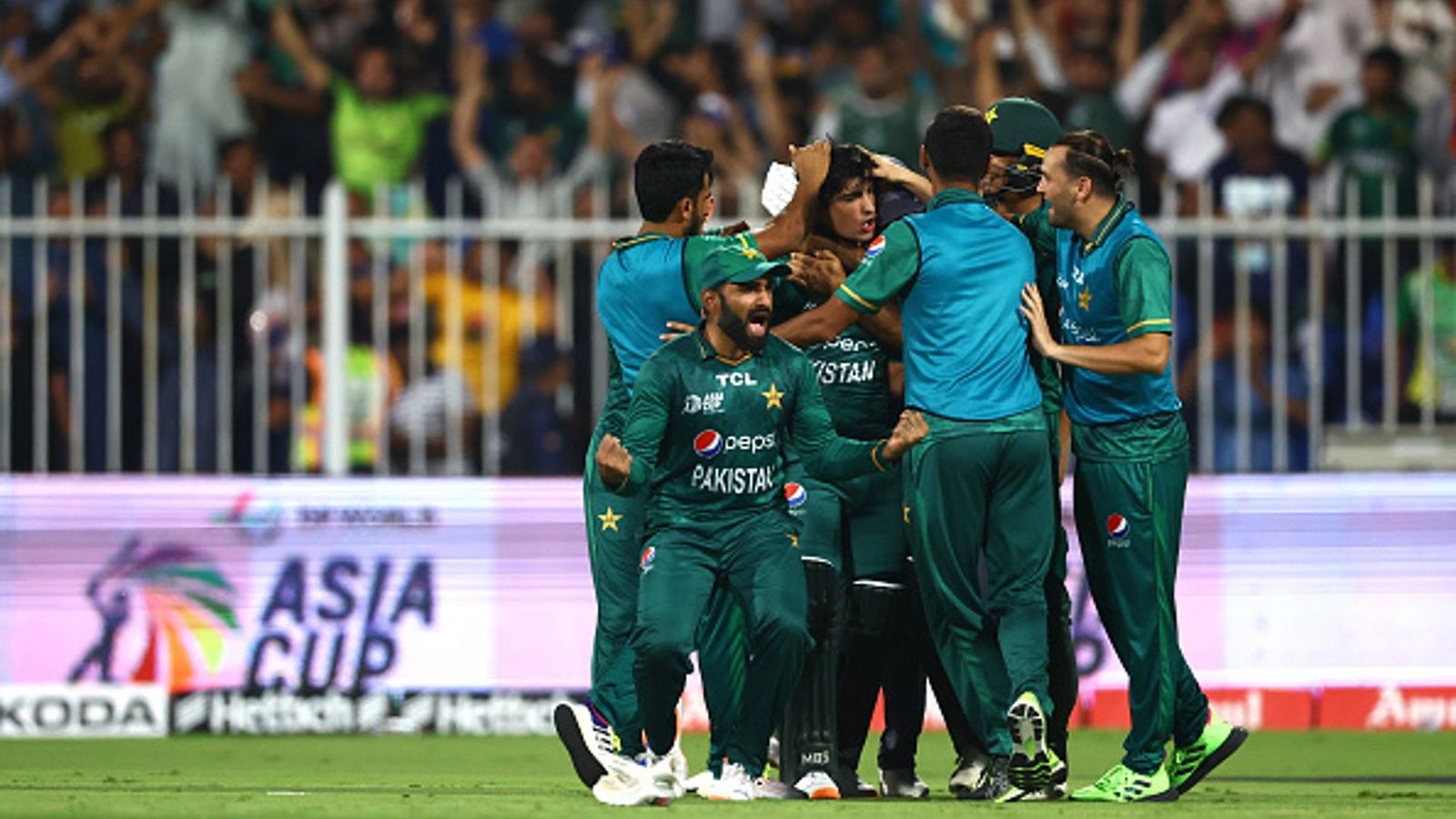 Big jolt to Pakistan as fast bowling-phenom rushed to hospital ahead of 5th T20I vs England Big jolt to Pakistan as fast bowling-phenom rushed to hospital ahead of 5th T20I vs England
