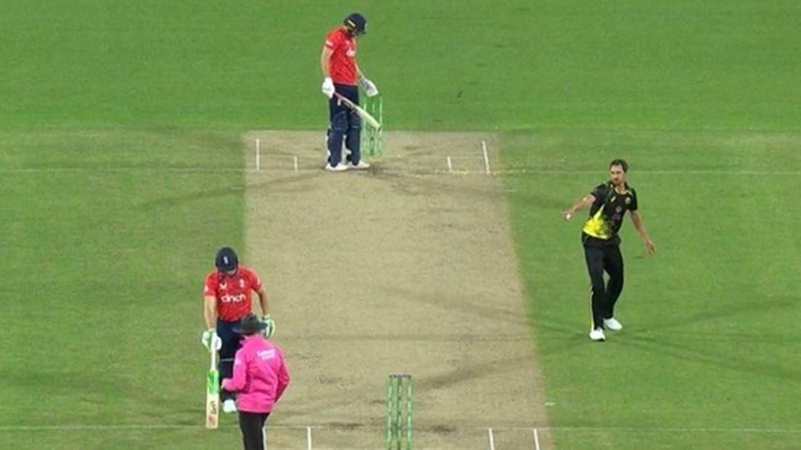 Mitchell Starc gives warning to Jos Buttler instead of running him out at non-striker's end Mitchell Starc gives warning to Jos Buttler instead of running him out at non-striker's end