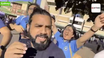 PK SPECIAL: Indian fans hugged Anchor Pankaj Sharma Infront of Pakistani fans SportsTak