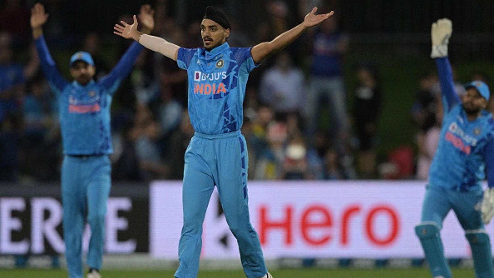 Watch: Arshdeep Singh unleashes bhangra steps as Team India reaches Hamilton for 2nd ODI vs New Zealand Watch: Arshdeep Singh unleashes bhangra steps as Team India reaches Hamilton for 2nd ODI vs New Zealand