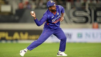 'It's tough on Sanju Samson': Ashish Nehra, Murali Kartik left perplexed with India's team selection for 2nd ODI vs New Zealand SportsTak