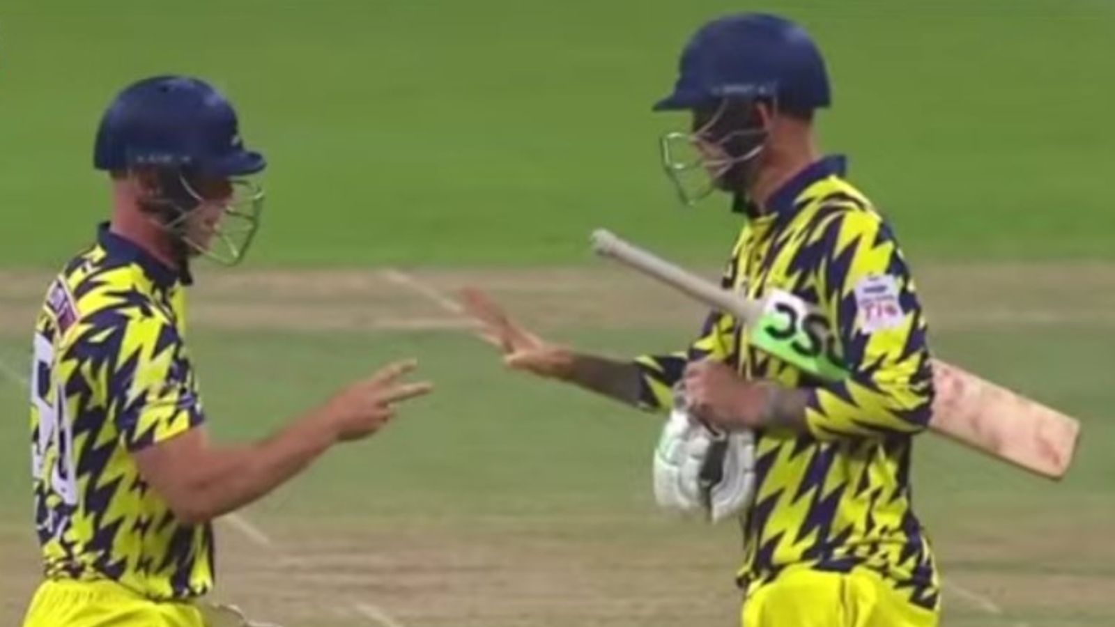 T10 League: Chris Lynn and Alex Hales compete in game of rock-papers-scissors to decide who will take strike in eliminator T10 League: Chris Lynn and Alex Hales compete in game of rock-papers-scissors to decide who will take strike in eliminator