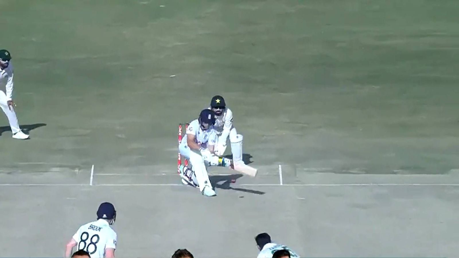 Watch: Joe Root bats left-handed on dull Rawalpindi pitch after scoring fifty Watch: Joe Root bats left-handed on dull Rawalpindi pitch after scoring fifty