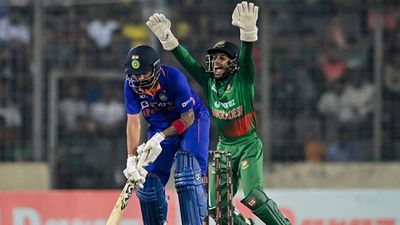 'Kya ye utne fit nahi hai? Ajeeb si baat hai': Ex-PAK cricketer targets KL Rahul using Gilchrist, Sangakkara's example SportsTak