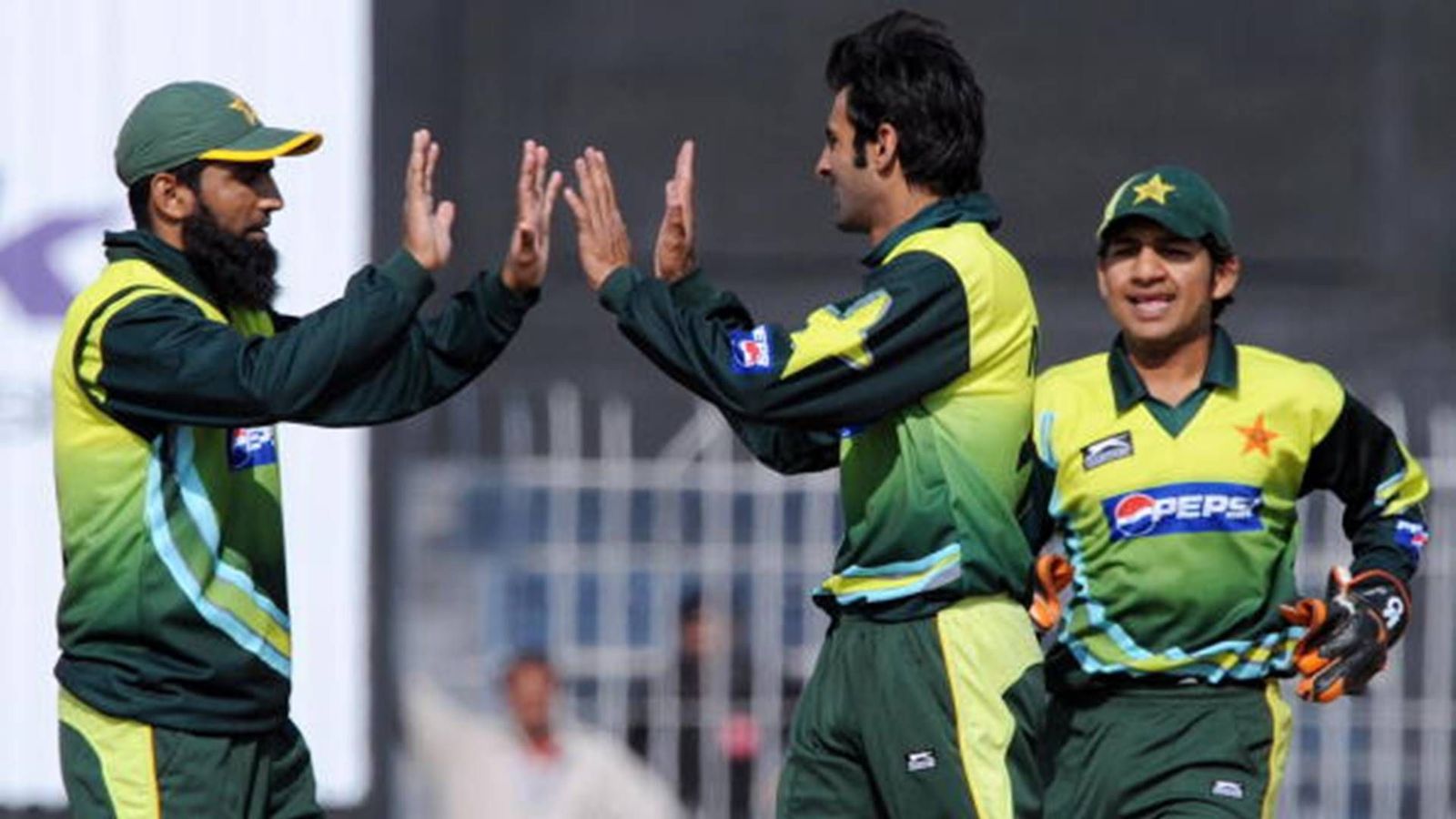 Shoaib Malik suggests two changes in Pakistan's batting lineup for Karachi Test including Sarfaraz Ahmed's comeback Shoaib Malik suggests two changes in Pakistan's batting lineup for Karachi Test including Sarfaraz Ahmed's comeback