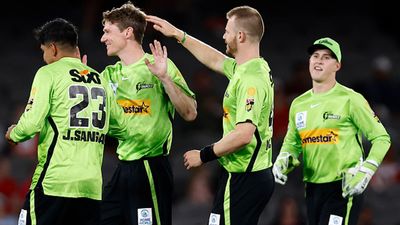 Watch: Sydney Thunder's player takes a near-impossible return catch during BBL match against Hobart Hurricanes SportsTak