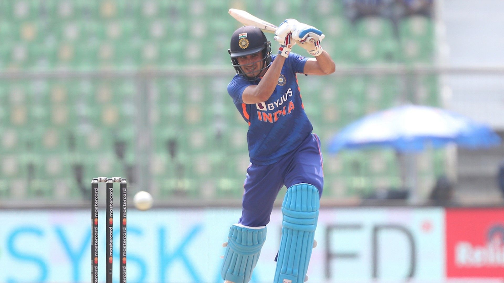 Watch: Shubman soaks in applause with bowing gesture after whacking rollicking ton in 3rd ODI vs Sri Lanka Watch: Shubman soaks in applause with bowing gesture after whacking rollicking ton in 3rd ODI vs Sri Lanka
