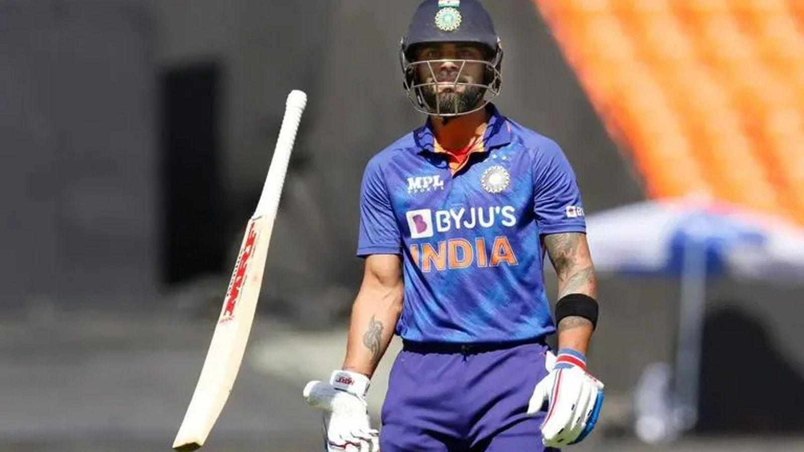 Watch: Virat Kohli left flummoxed after Mitchell Santner's delivery crashes straight into stump during 1st ODI vs New Zealand Watch: Virat Kohli left flummoxed after Mitchell Santner's delivery crashes straight into stump during 1st ODI vs New Zealand
