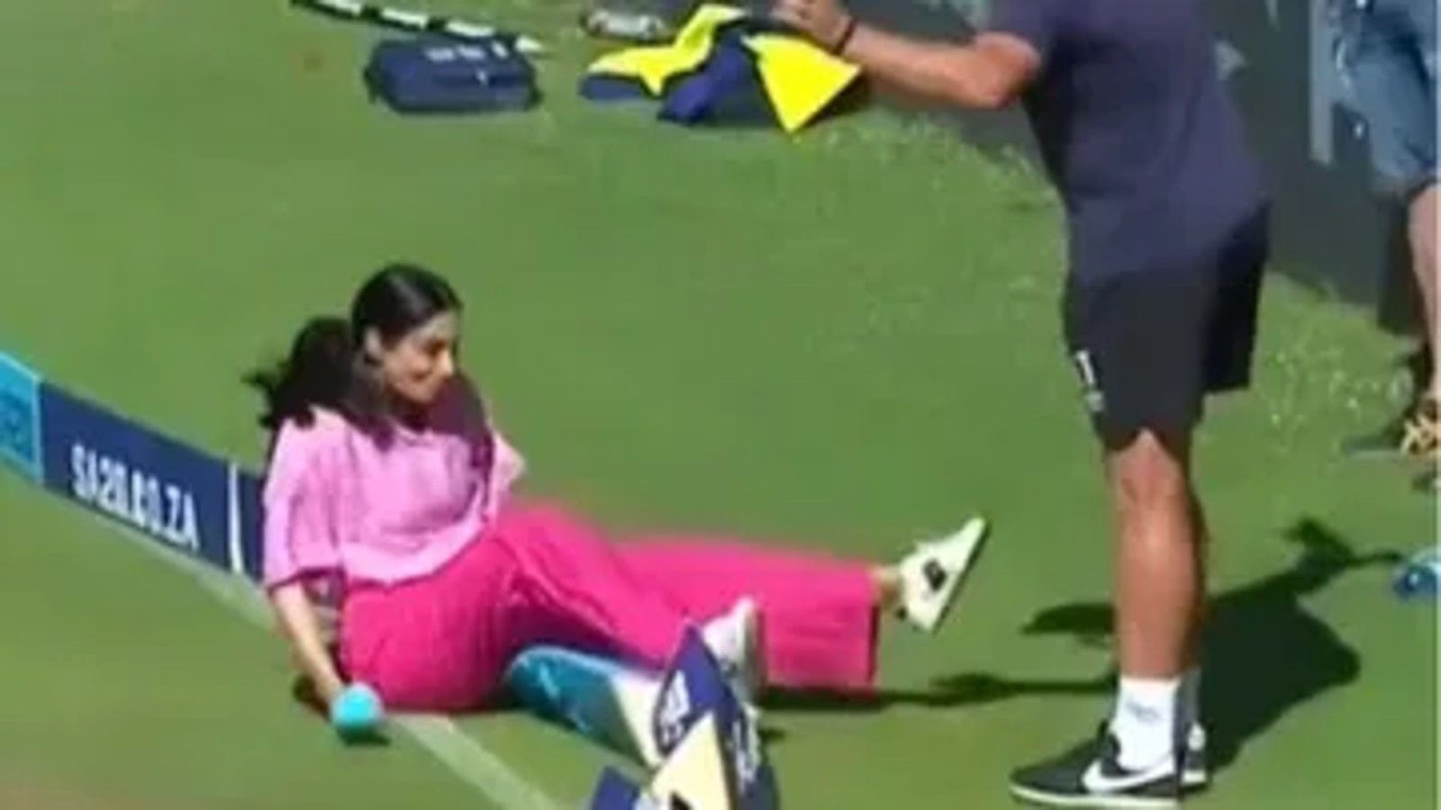 Pakistani anchor knocked down after nasty collision with MI Cape Town fielder on boundary during SA20 match Pakistani anchor knocked down after nasty collision with MI Cape Town fielder on boundary during SA20 match
