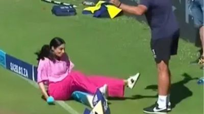 Pakistani anchor knocked down after nasty collision with MI Cape Town fielder on boundary during SA20 match SportsTak