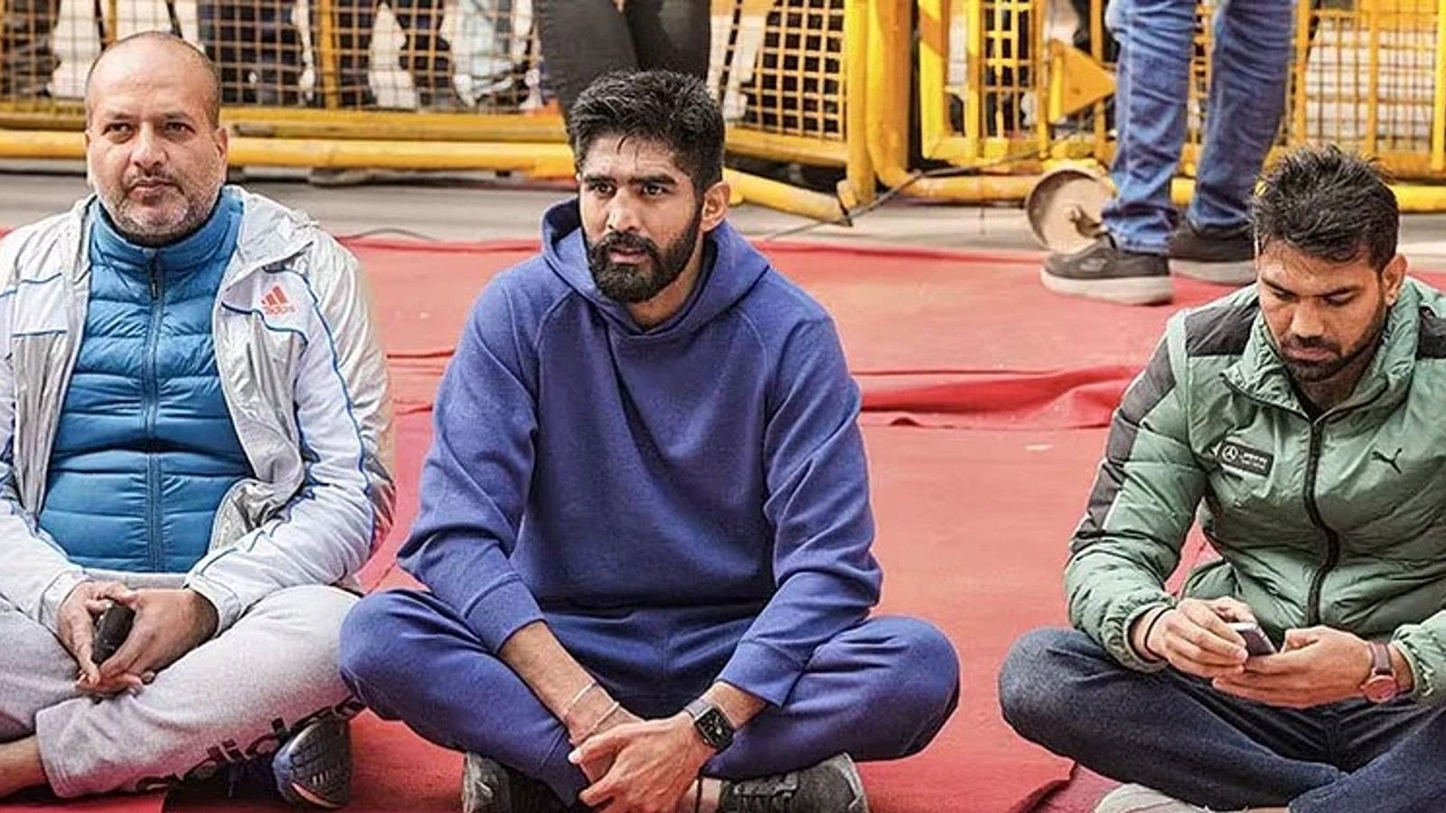 Wrestlers ask star boxer Vijender Singh to get off stage during protest against WFI president: Report Wrestlers ask star boxer Vijender Singh to get off stage during protest against WFI president: Report