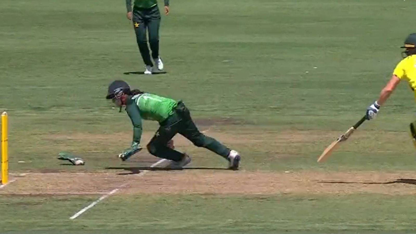 Watch: Pakistan wicketkeeper Muneeba Ali misses easiest run out chance, makes everyone including Australian batter laugh Watch: Pakistan wicketkeeper Muneeba Ali misses easiest run out chance, makes everyone including Australian batter laugh