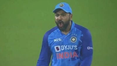‘Broadcaster ko bhi sahi cheez dikhana chahiye..’: Annoyed Rohit Sharma fumes over broadcaster's ‘first century in 3 years’ remark SportsTak