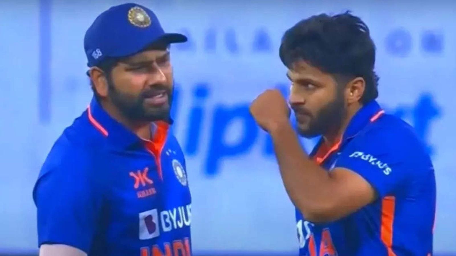 Watch: Rohit Sharma loses his cool over Shardul Thakur despite back-to-back wickets in New Zealand's innings in 3rd ODI Watch: Rohit Sharma loses his cool over Shardul Thakur despite back-to-back wickets in New Zealand's innings in 3rd ODI