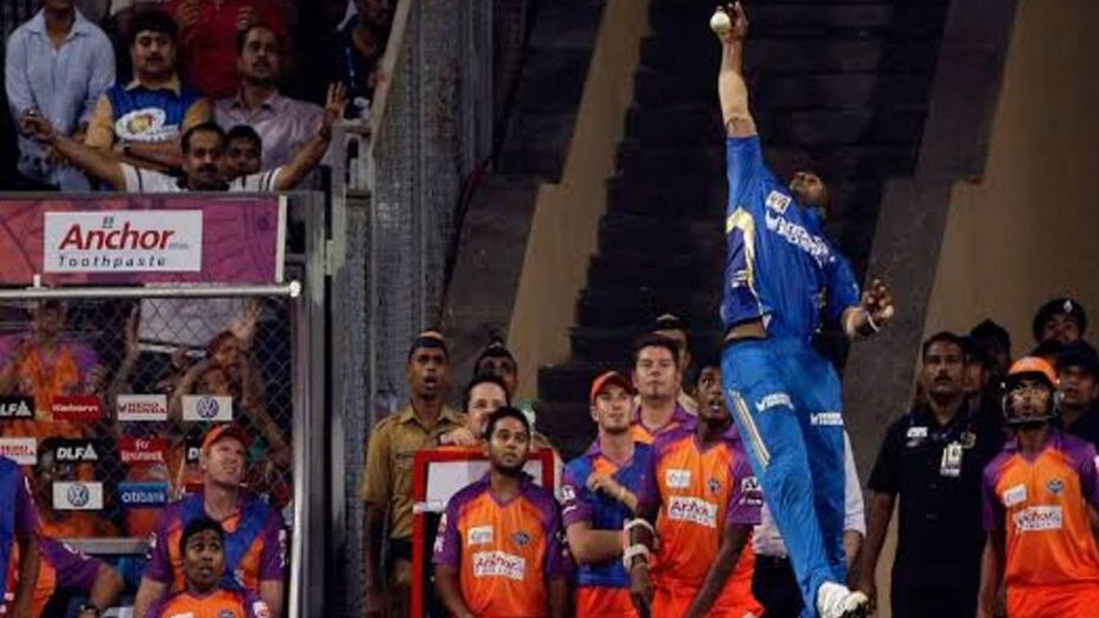Watch: 35-year-old Pollard pulls off a one-handed stunner near boundary line during ILT20 match Watch: 35-year-old Pollard pulls off a one-handed stunner near boundary line during ILT20 match