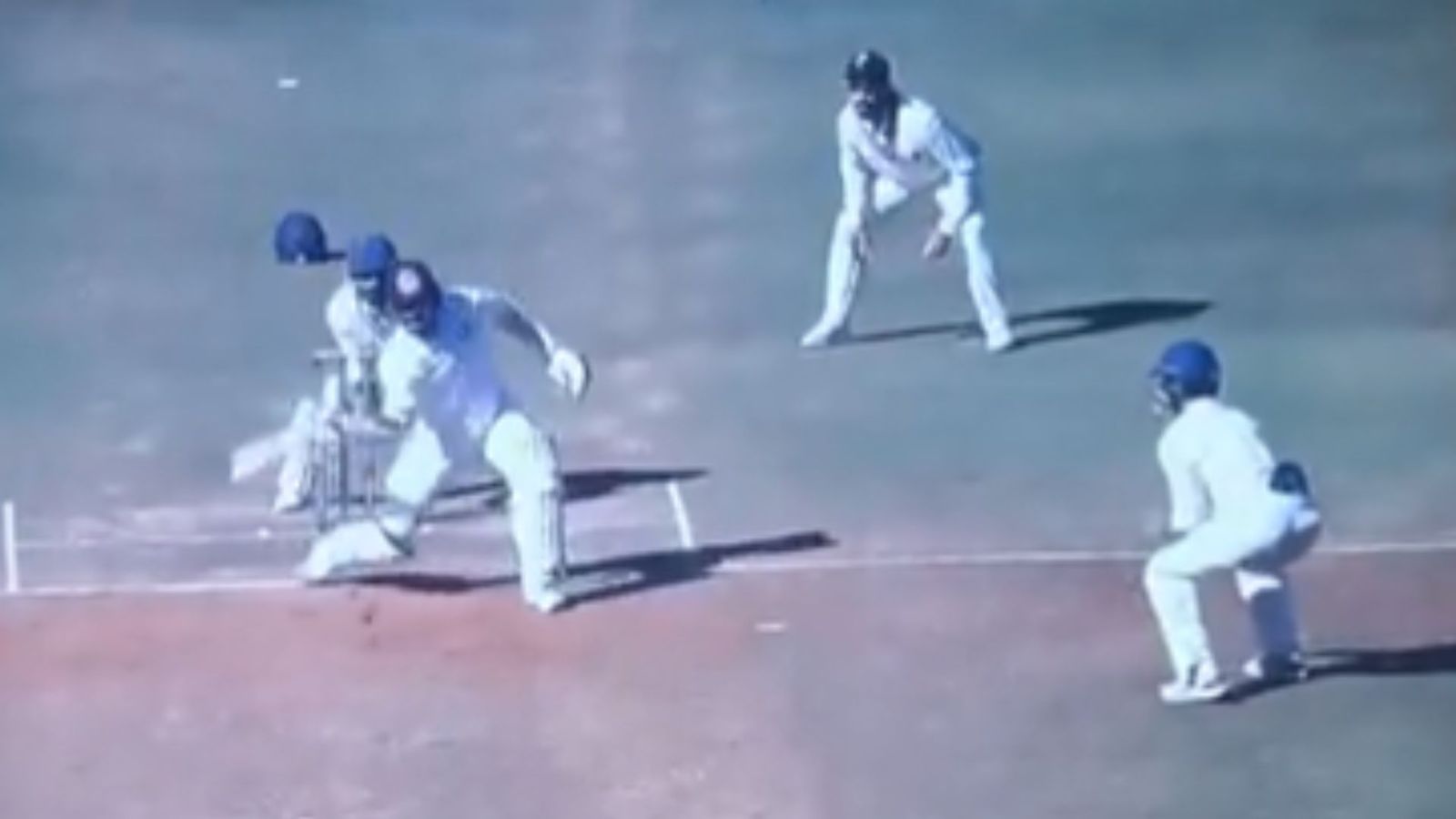 Watch: Hanuma Vihari brandishes bat like a sword, whacks boundary with strange one-handed sweep despite fractured arm Watch: Hanuma Vihari brandishes bat like a sword, whacks boundary with strange one-handed sweep despite fractured arm