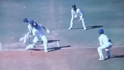 Watch: Hanuma Vihari brandishes bat like a sword, whacks boundary with strange one-handed sweep despite fractured arm SportsTak