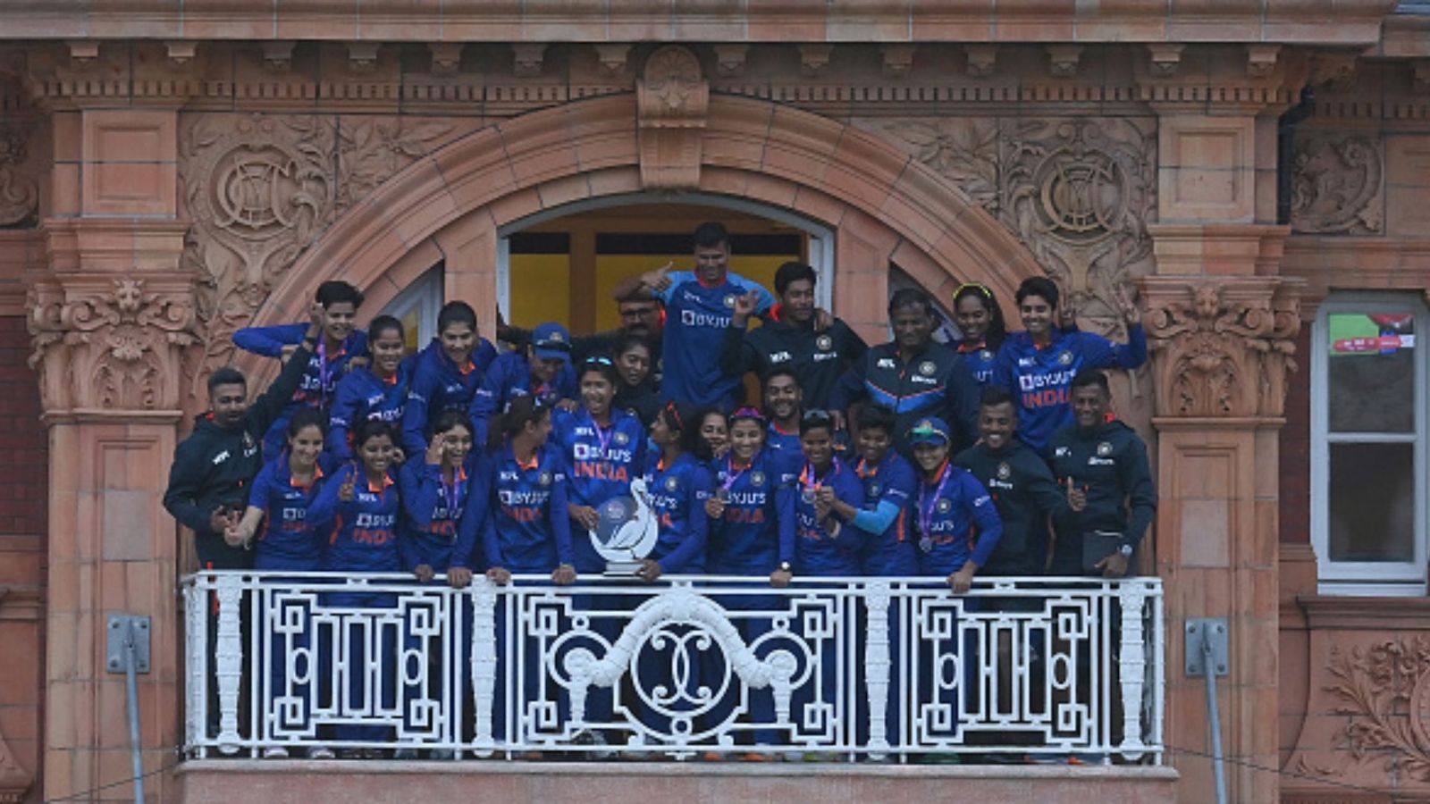 Women's T20 World Cup: Ravi Shastri believes that Harmanpreet's India can emulate their exhilarating '83 success Women's T20 World Cup: Ravi Shastri believes that Harmanpreet's India can emulate their exhilarating '83 success