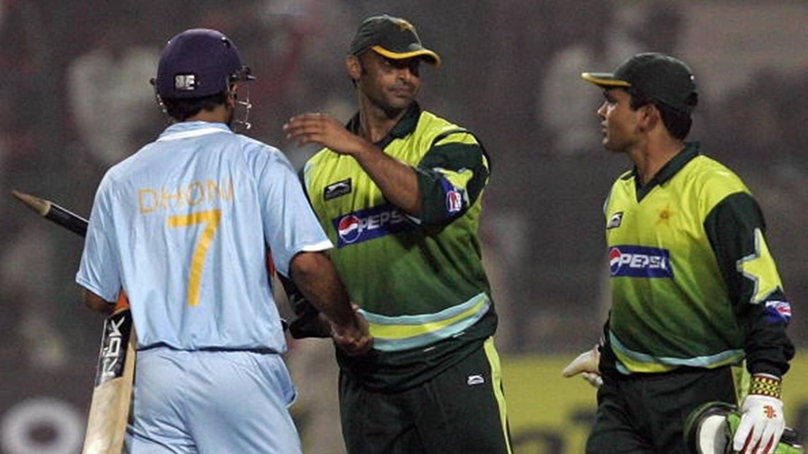 'Sakreen nahi hota, screen hota hai': Shoaib Akhtar trolls Kamran Akmal's English speaking skills on Live TV 'Sakreen nahi hota, screen hota hai': Shoaib Akhtar trolls Kamran Akmal's English speaking skills on Live TV