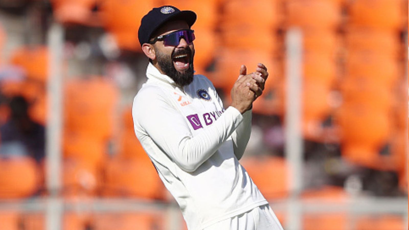 Watch: Virat Kohli comes out with perfect treat for Ahmedabad's crowd ahead of Day 3's play Watch: Virat Kohli comes out with perfect treat for Ahmedabad's crowd ahead of Day 3's play