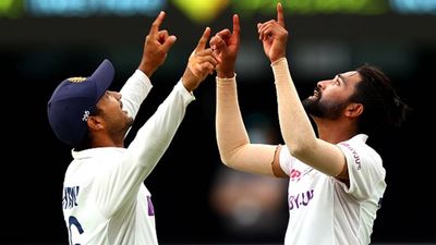 'I never cried on the phone but there were occasions when I would cry in the room': Mohammed Siraj recalls how Ravi Shastri motivated him after father's death SportsTak