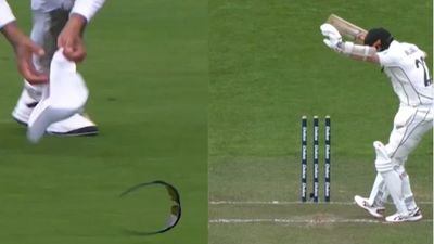 Watch: Winds bellow in Wellington as bails, umpire's hat and sunglasses take a trip in the air forcing stop in play! SportsTak