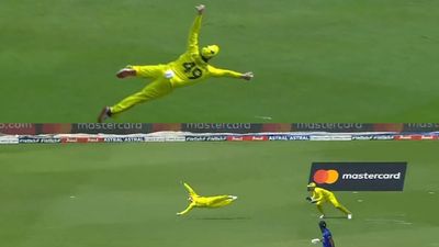 Watch: 'Superman' Steve Smith stuns Hardik Pandya and onlookers with jaw-dropping one-handed catch, sets internet on fire SportsTak