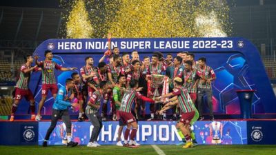 ISL champions Mohun Bagan get rapturous reception upon arrival in Kolkata SportsTak