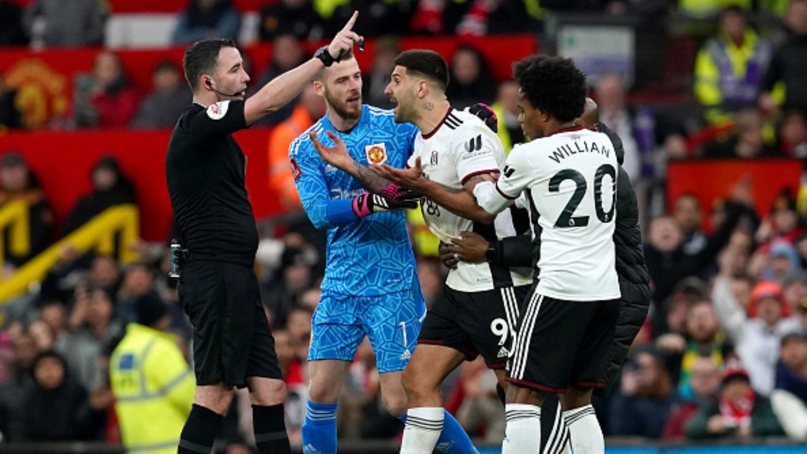 WATCH: Fulham receive 3 red cards in 1 minute after striker pushes referee in moment of madness during Manchester United's late FA Cup fightback WATCH: Fulham receive 3 red cards in 1 minute after striker pushes referee in moment of madness during Manchester United's late FA Cup fightback