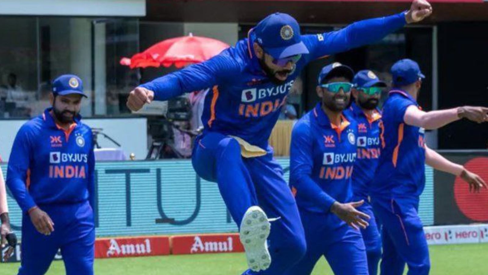 Watch: Virat Kohli turns dancer again, now grooves to 'Lungi Dance' during 3rd ODI to set internet ablaze Watch: Virat Kohli turns dancer again, now grooves to 'Lungi Dance' during 3rd ODI to set internet ablaze